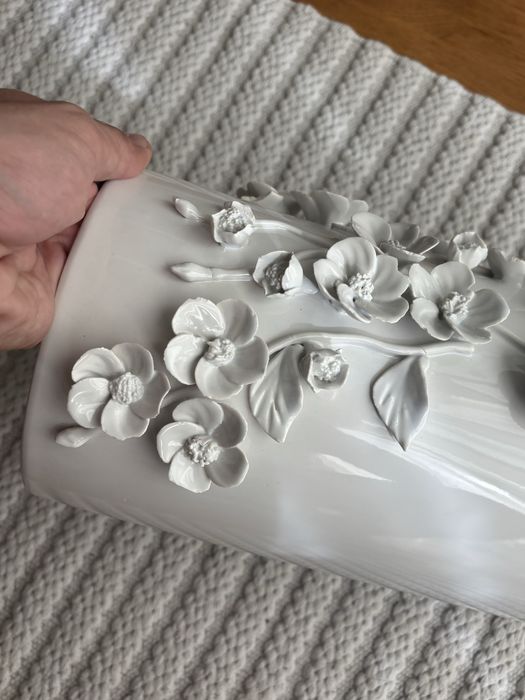 Vaso com detalhes florais