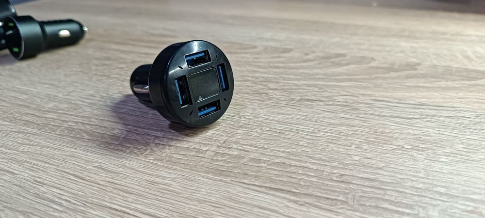 Автомобільний зарядний пристрій