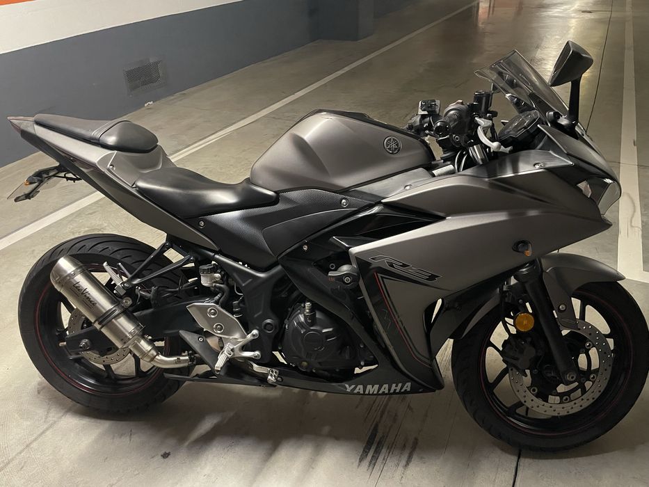 Yamaha r3 Metalic Grey