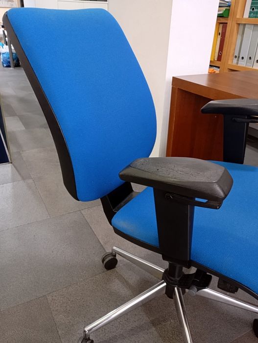 Duas cadeiras de escritório ajustáveis com rodas