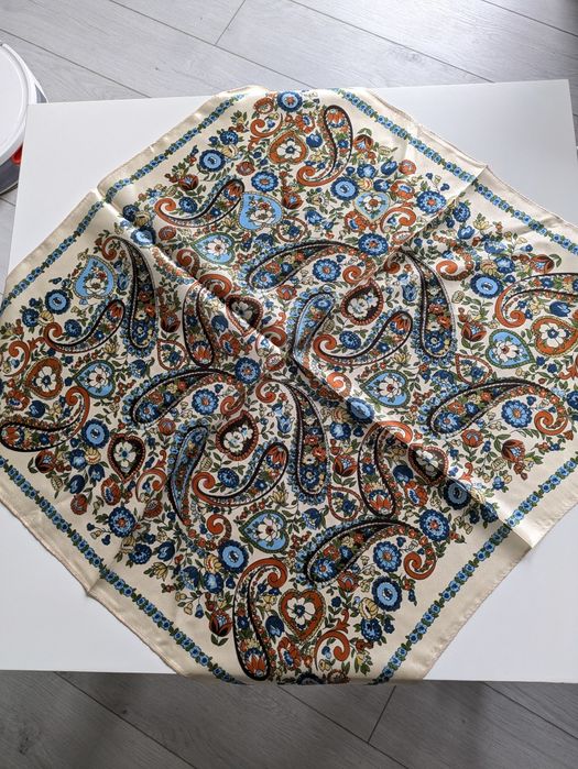 Apaszka jedwabna w kwiaty i fasolki 53x53 cm