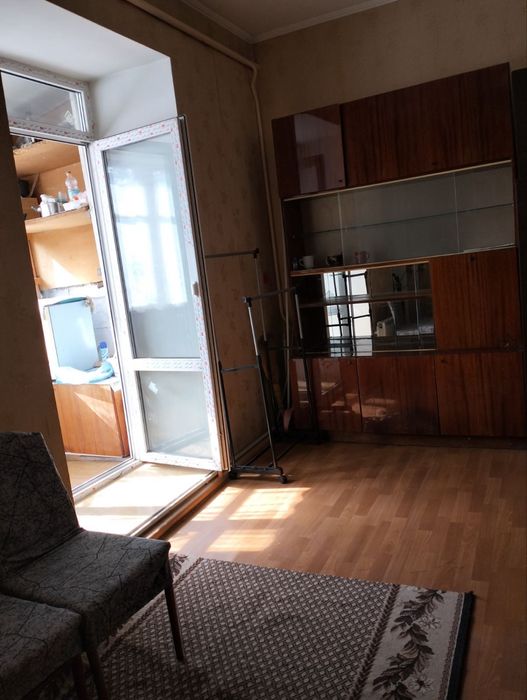 Продам комнату с балконом в центре 9500