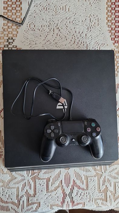 PlayStation PS4 pro pamięć  1 TB plus 9 gier