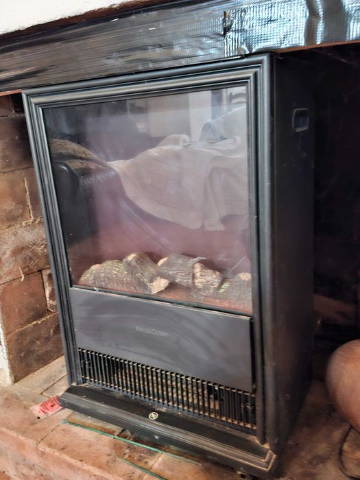 Lareira elétrica portátil com efeito de chamas e tronco decorativo no interior