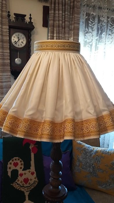 Candeeiro de Pé Alto em Madeira Torneado A