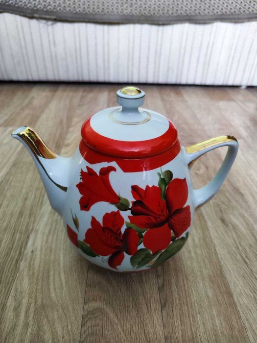 Продам керамический чайник-заварник большой на 2,5-3 литра