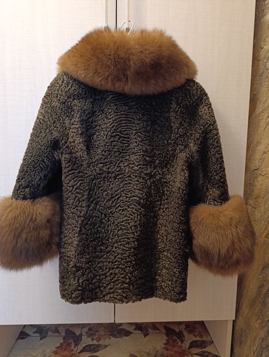 Шуба з каракулю коротка