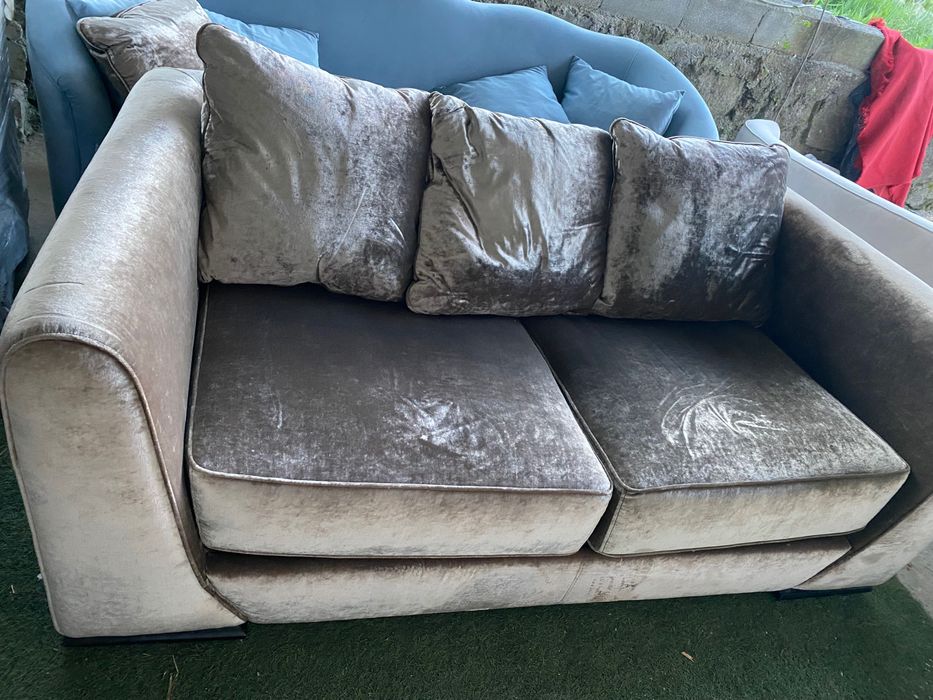 Sofá veludo dourado