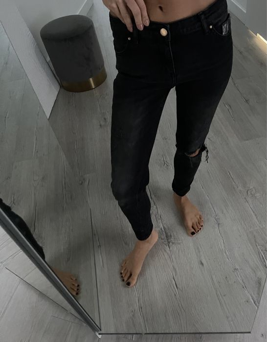 Czarne rurki z dziurami