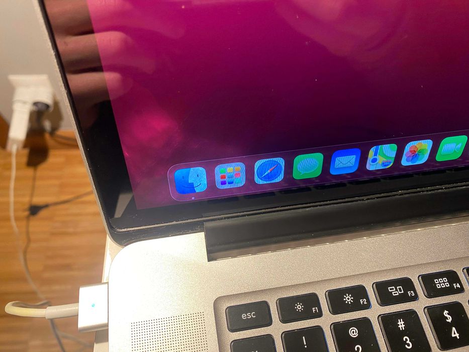 MacBook Pro 15" 16GB RAM / 256GB SSD
