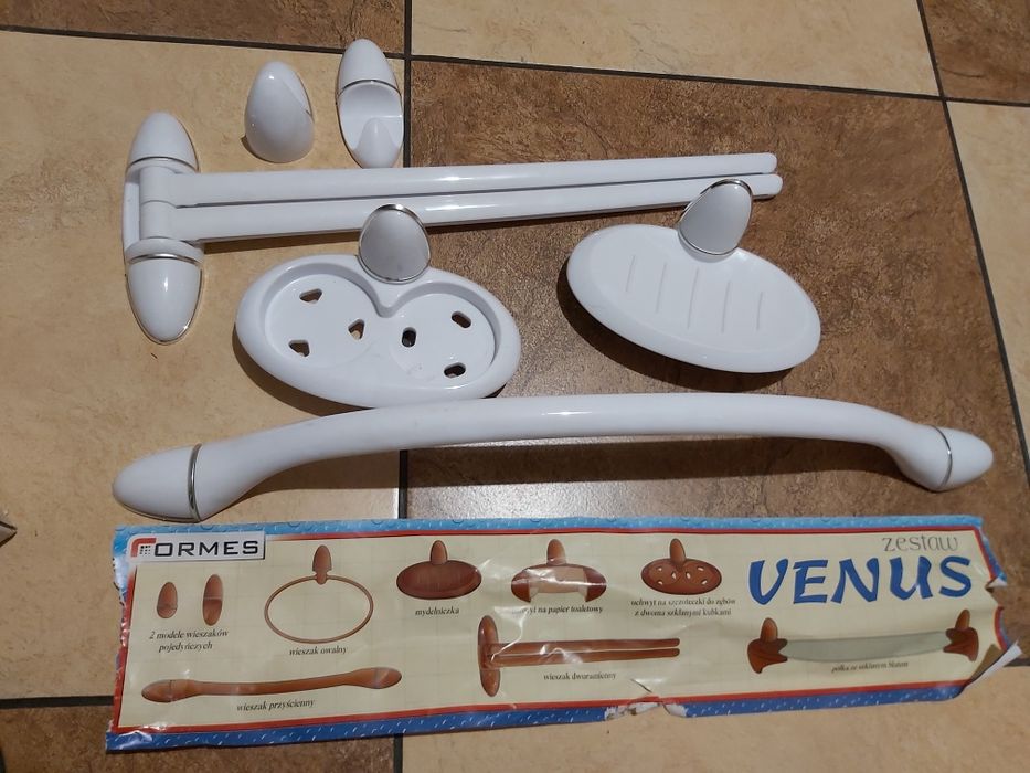 Mydelniczka i wieszak łazienkowy
