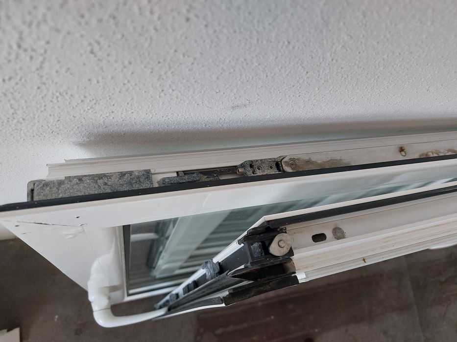 Janelas alumínio oscilobatente e vidro duplo