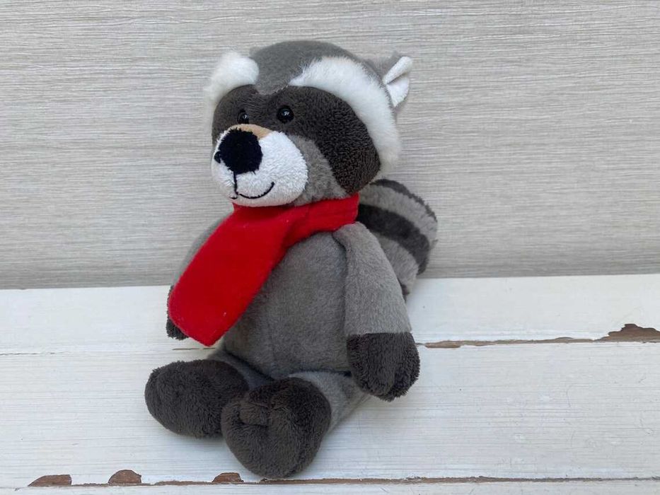Игрушка мягкая енот kinder с красным шарфом