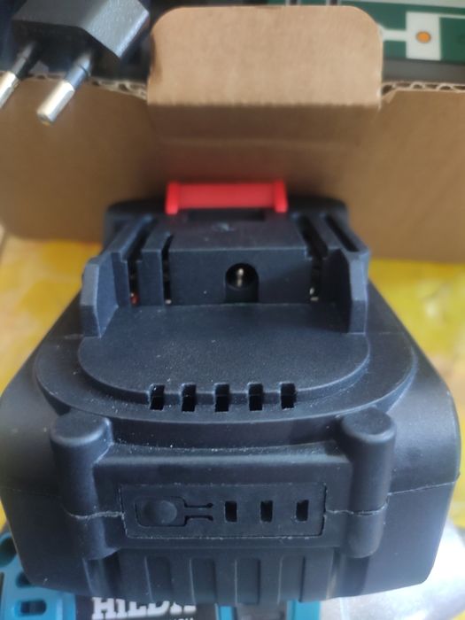 Зарядний пристрій Макіта