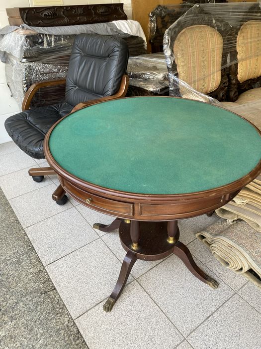 Mesa de jogo convertível c/ tampo de madeira maciça de mogno. Com tabuleiro de xadrez e damas e quatro gavetas.Pés em metalCadeirão em pele de bufalo.