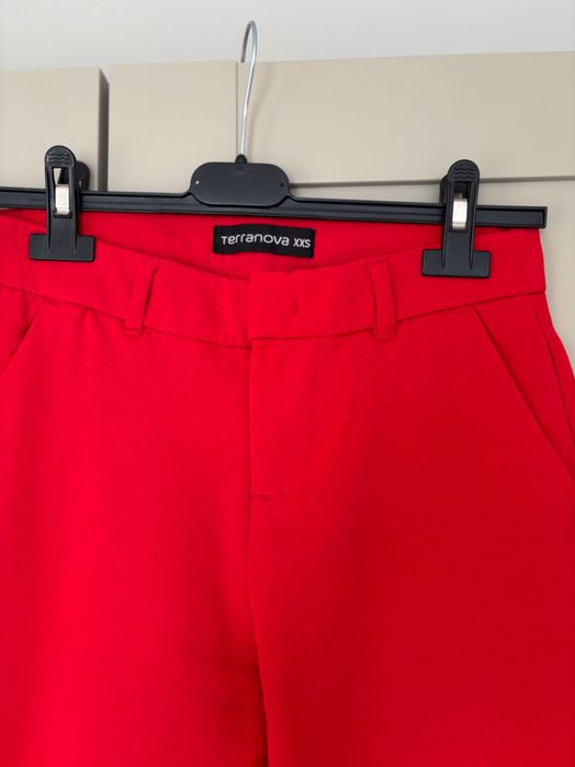 Czerwone cienkie spodnie