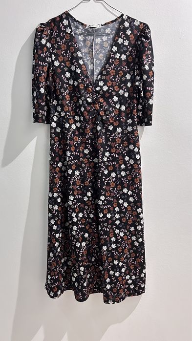 Vestido florido com decote