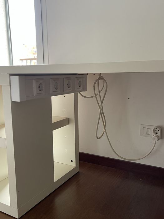 Secretária branca robusta com tomadas elétricas