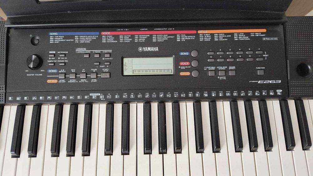 Keyobard YAMAHA PSR-E263
