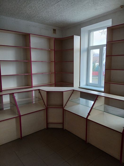 Прилавки, вітрини, стелажі