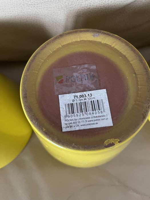 Komplet czterech żółtych doniczek ceramiczne