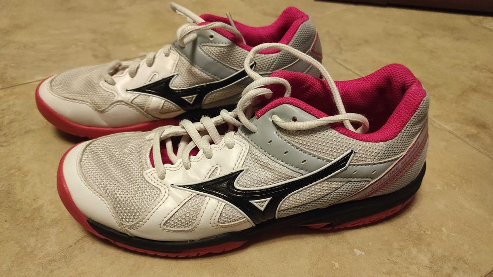 buty Mizuno rozmiar EUR 38,5 halówki