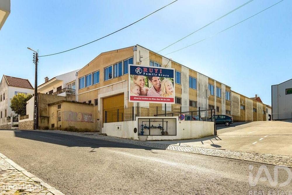 Loja / Estabelecimento Comercial em Casal de Cambra de 1020,00 m2