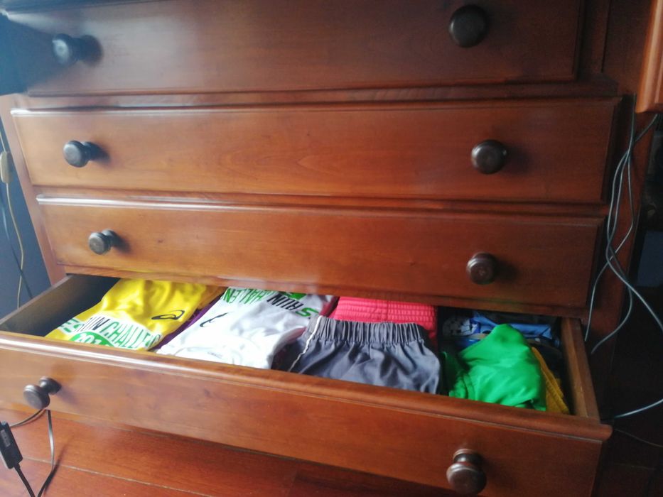 Conjunto de quarto em madeira de cerejeira