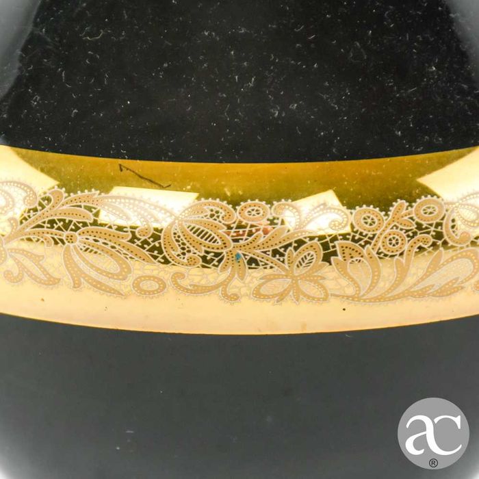 Jarra em vidro opalino preto com ouro 24k e camafeu