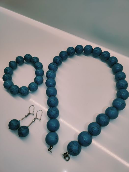 Zestaw korali z kamienia howlit