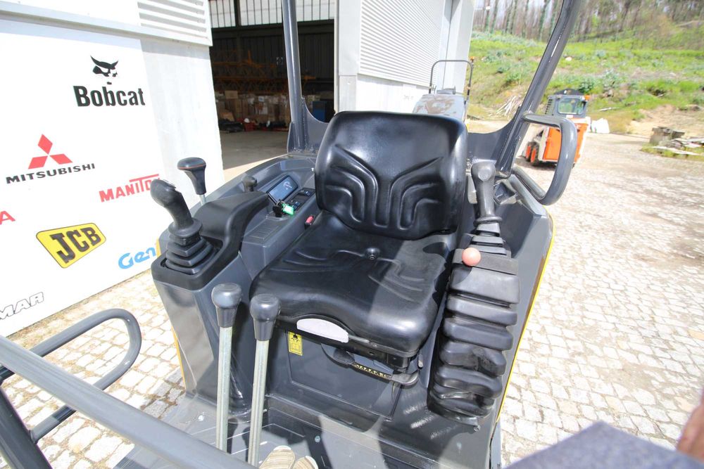 Minigiratória de Rastos com Garra Volvo EC15