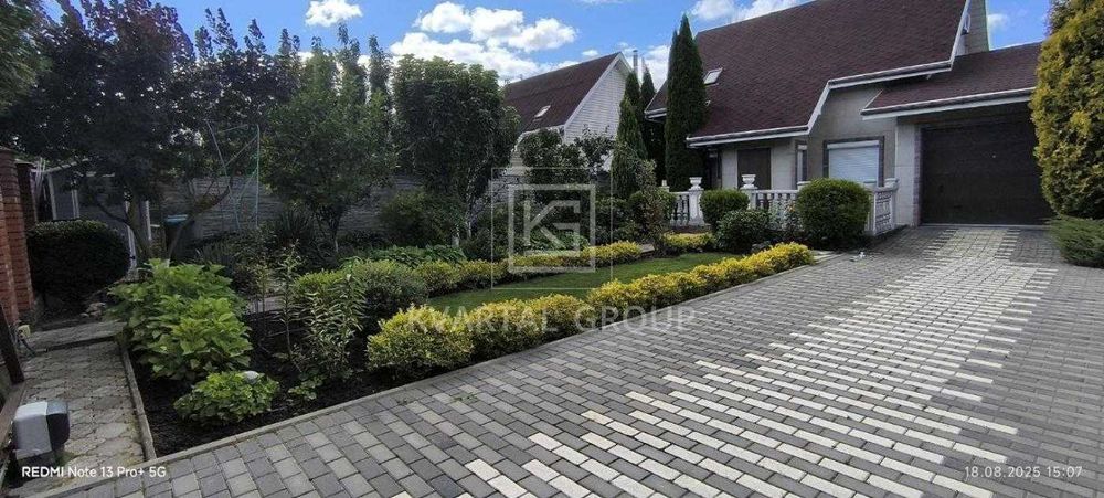 Будинок з ремонтом і ландшафтним дизайном у тихому районі!