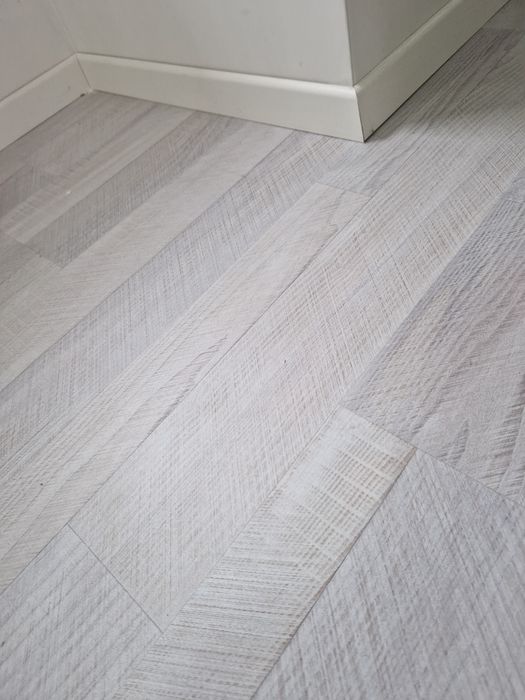 Piso laminado de madeira cinza