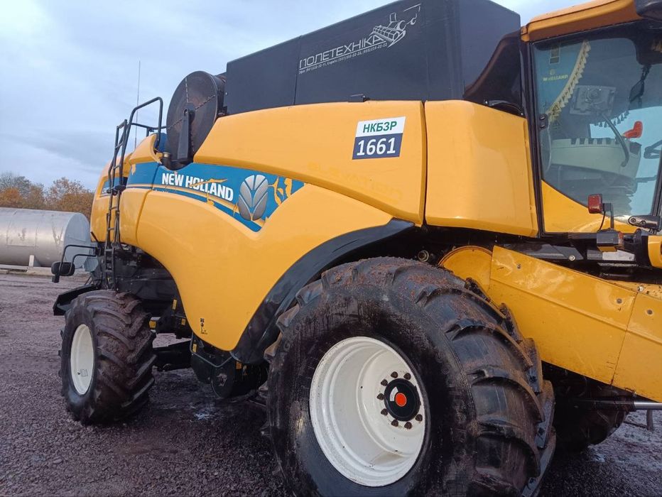 Комбайн New Holland CX8080