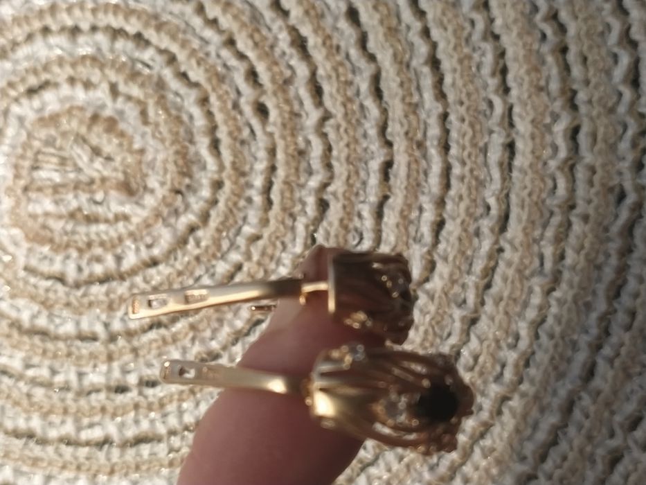 Продам золотые серьги