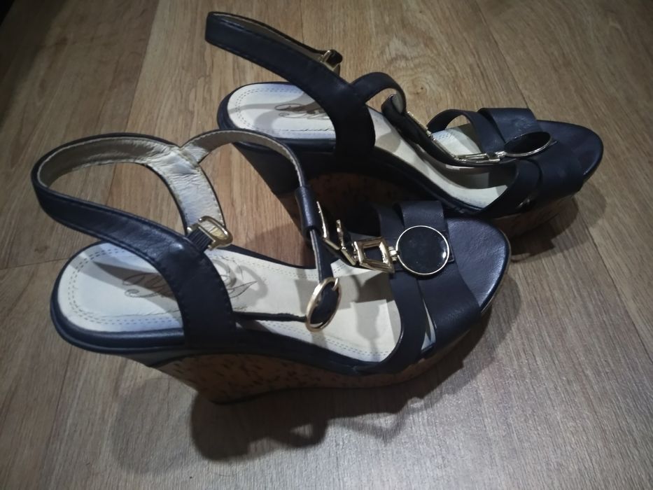 Босоножки женские