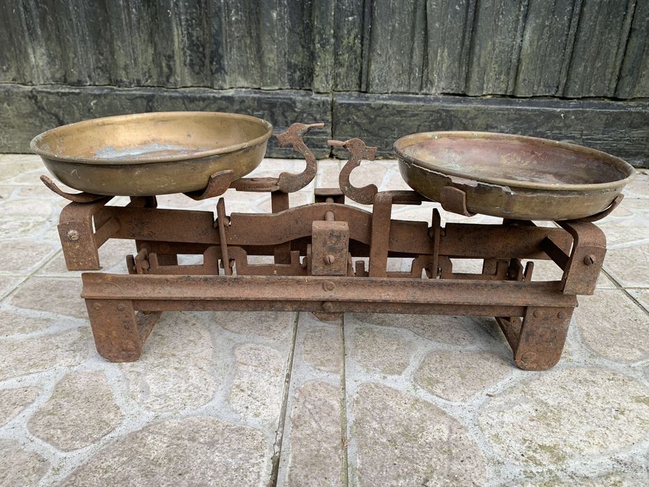 Piękna stara waga szalkowa