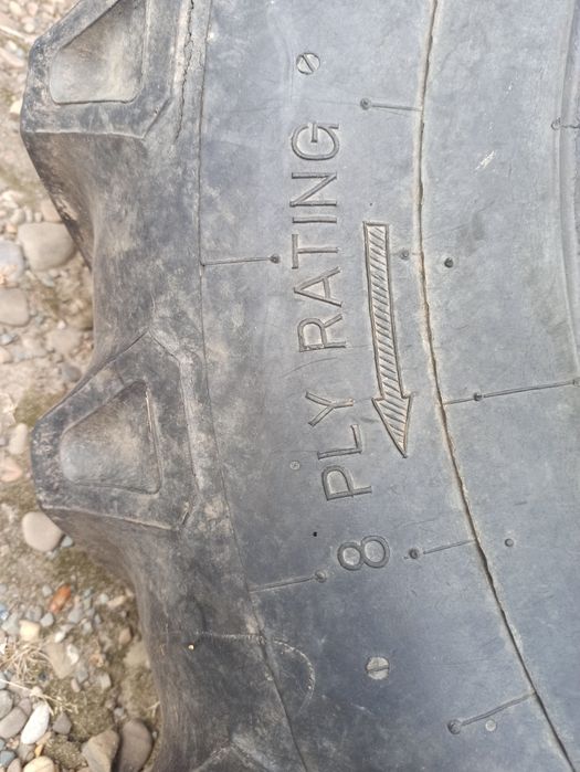 Шина 14.9-26 .для комбайна