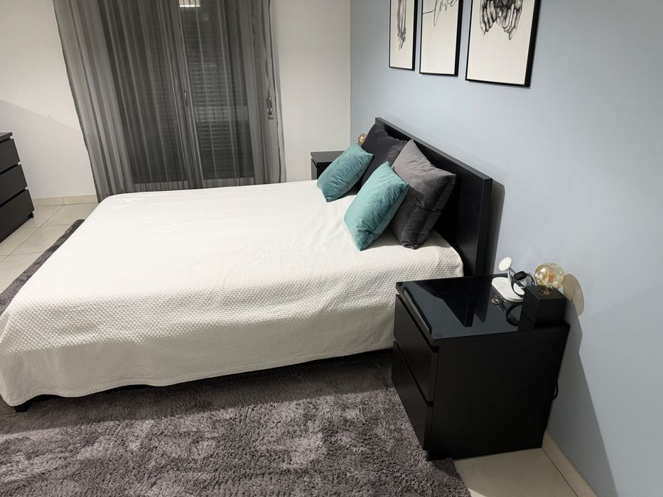 Cama com mesas cabeceira