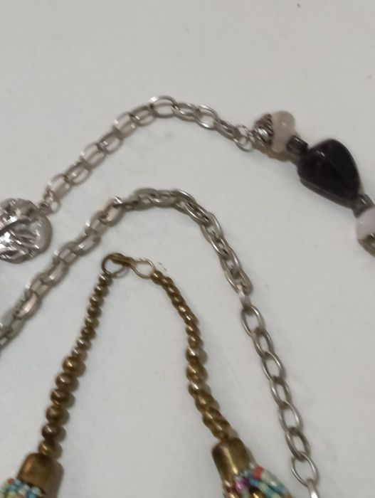 Três belos colares de bijuteria