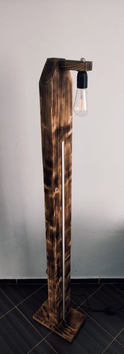 Drewniana lampa stojąca