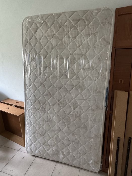 Cama com gavetões completa, colchão de pessoa e meia, estrado