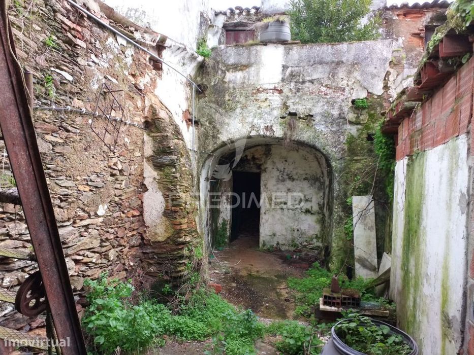 Moradia T6 para reconstrução no coração do Alandroal — com vista ma...