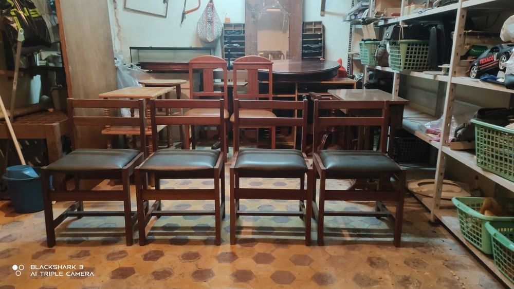 Mesa  em madeira maciça com 4 cadeiras
