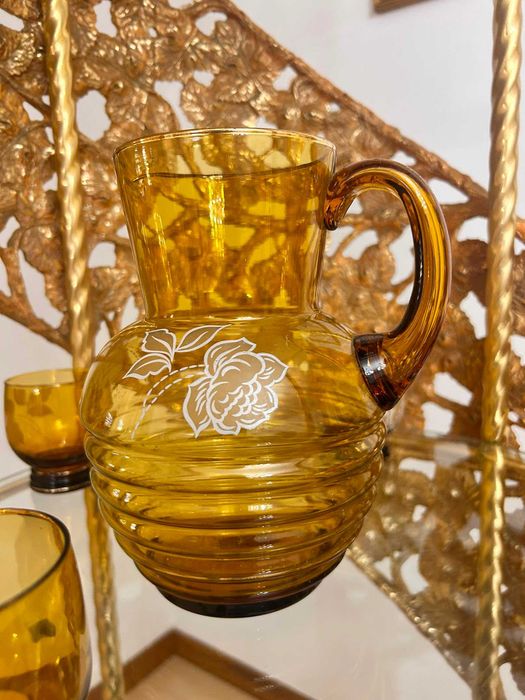 Conjunto copos e jarra dourado e castanho