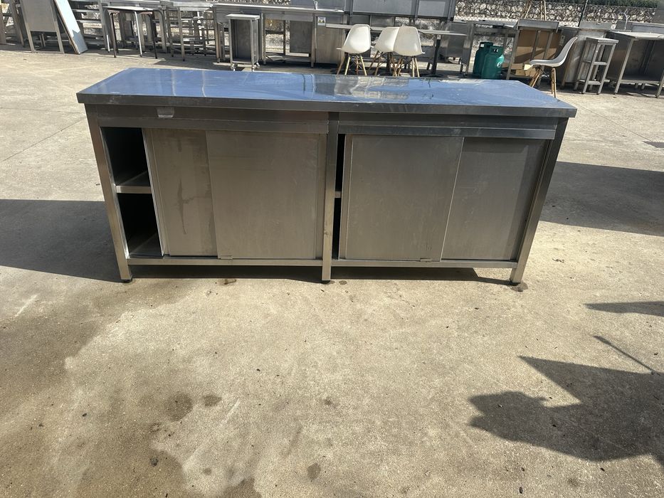 Bancada em inox totalmente  fechada