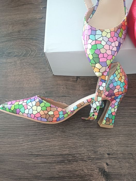 Vendo 2 pares de sapatos novos por apenas 15€