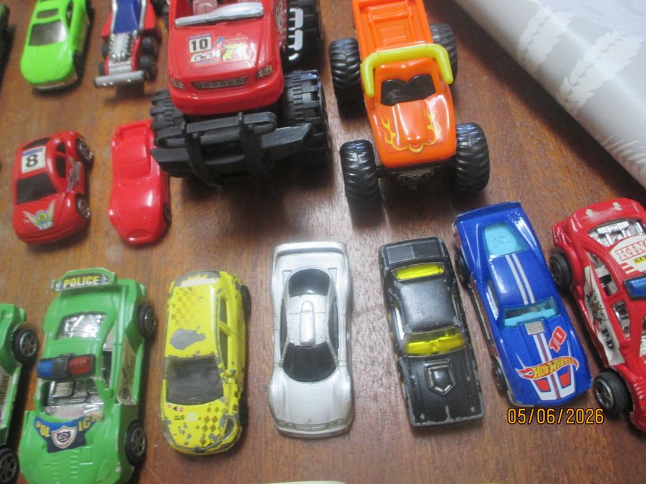 Lote de 60 carrinhos de vários tamanhos