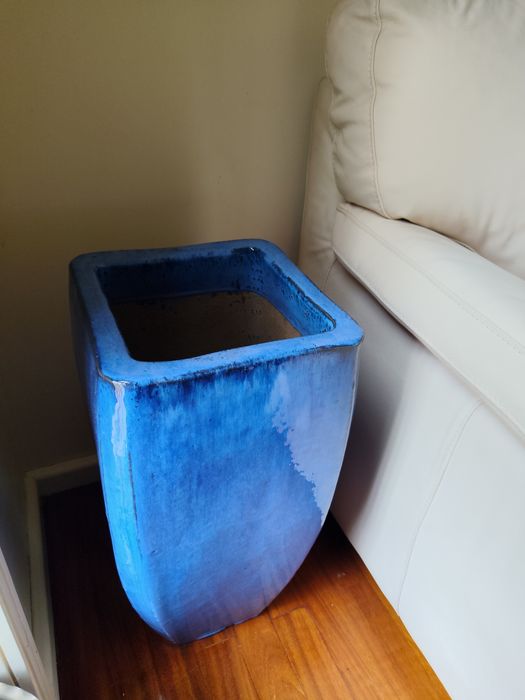 Vaso decorativo azul em cerâmica para exterior