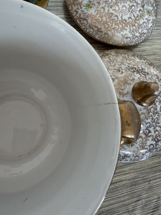 Um par de peças de porcelana portuguesa pintadas